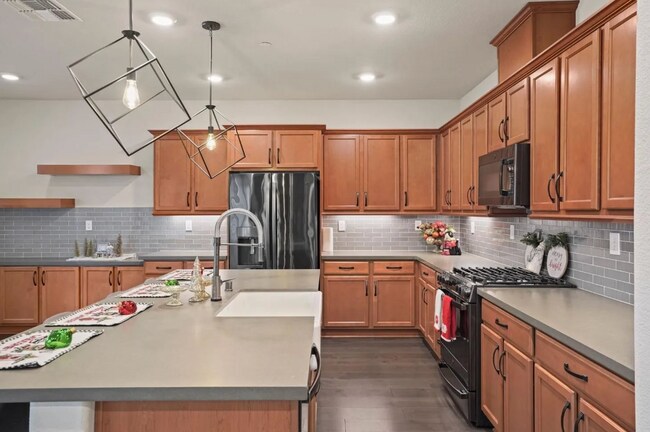Building Photo - WOW!  Former Roseville Model Home 4/3 + SOLAR!  Please read entire ad for viewings!