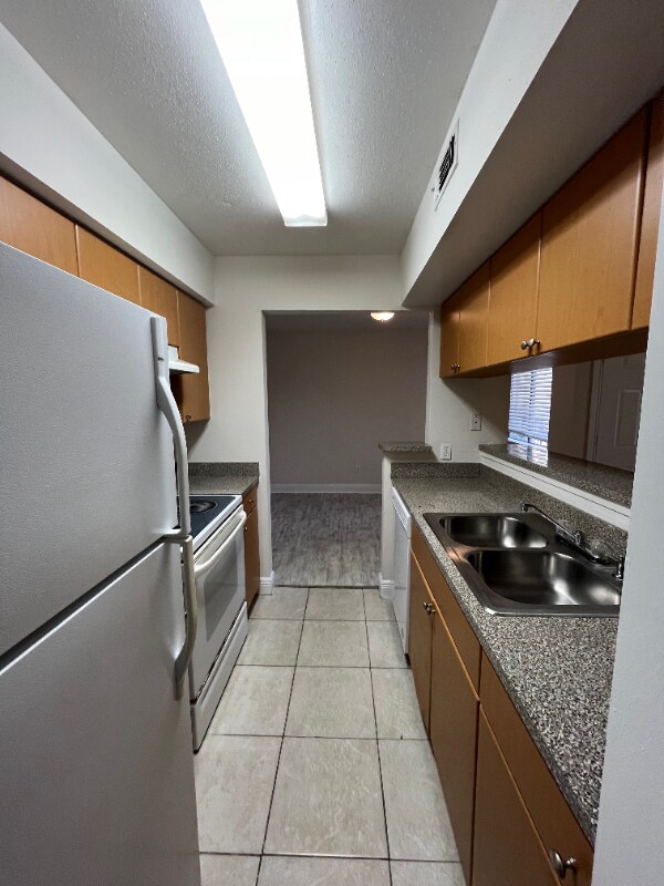 Building Photo - 2885 Winkler Ave