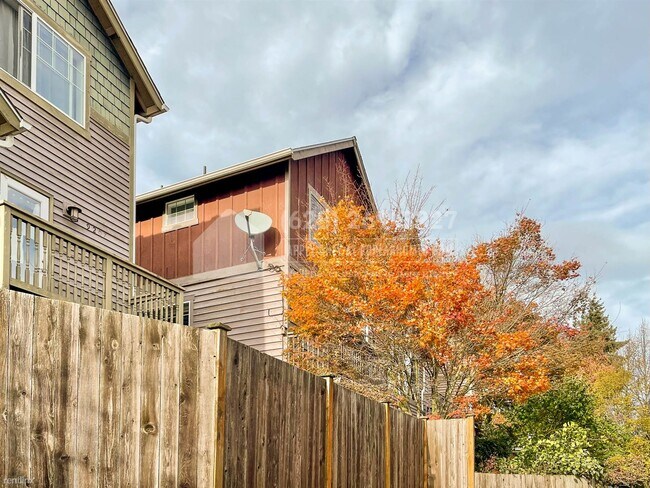 Building Photo - 3 br, 2.5 bath Townhome - 9209 Interlake A...