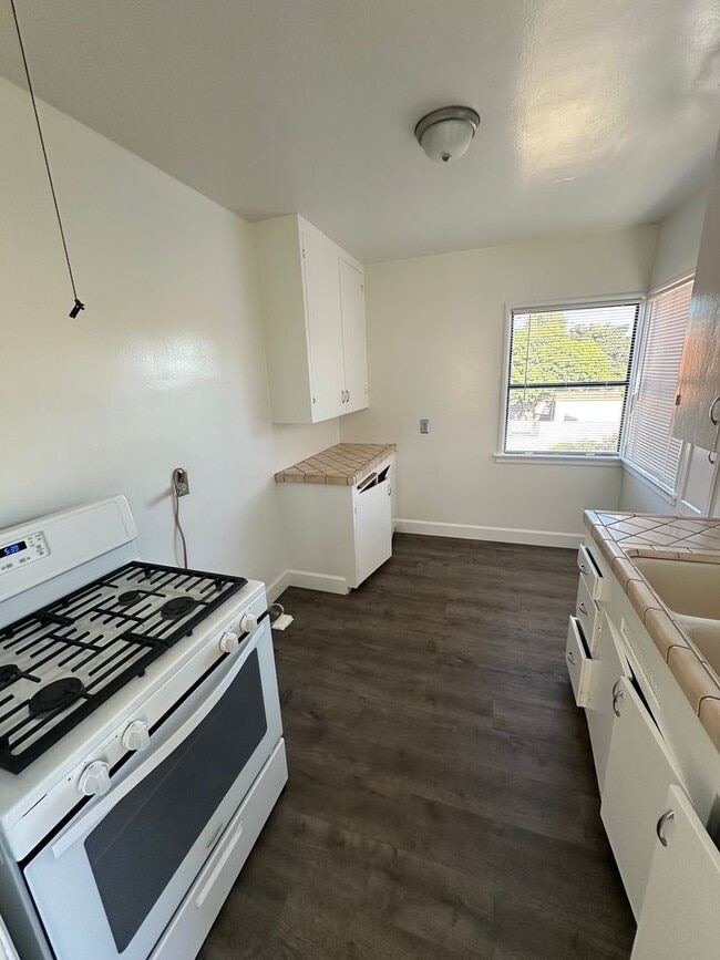 Building Photo - Spacious Studio unit above Garage