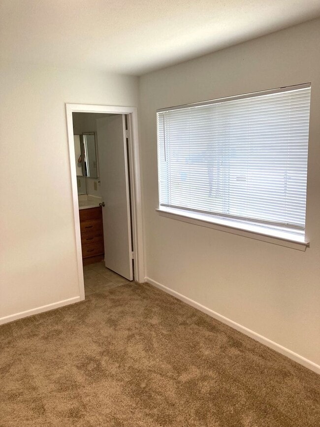 Building Photo - ZERO APPLICATION FEE. NOW ACCEPTING SECTION 8 APPLICATIONS