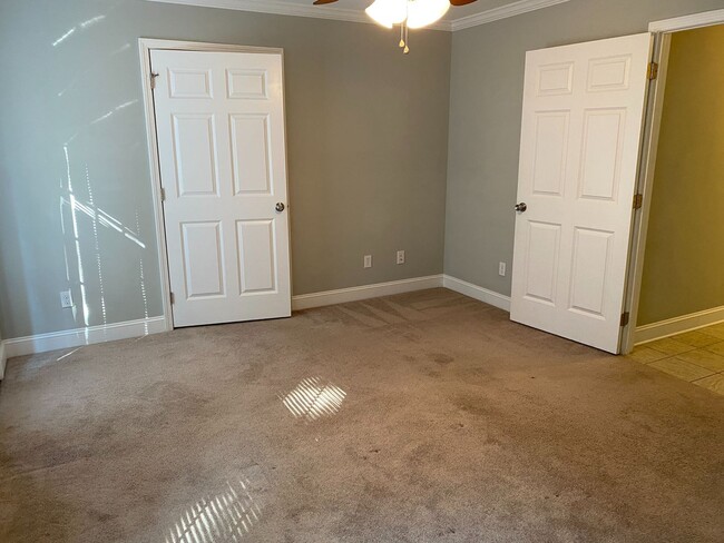 Building Photo - MOVE-IN READY!