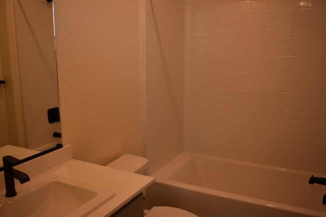 Building Photo - 682 Stephanie Dr