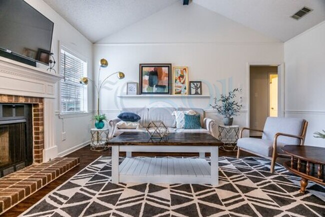 Building Photo - Attn: Pilots! 3BR 2BA Crashpad!