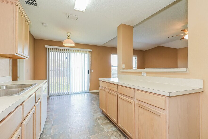 Building Photo - 6901 Baybridge Dr