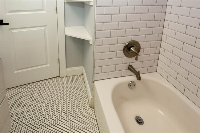 Building Photo - 1809 Vesta Ave