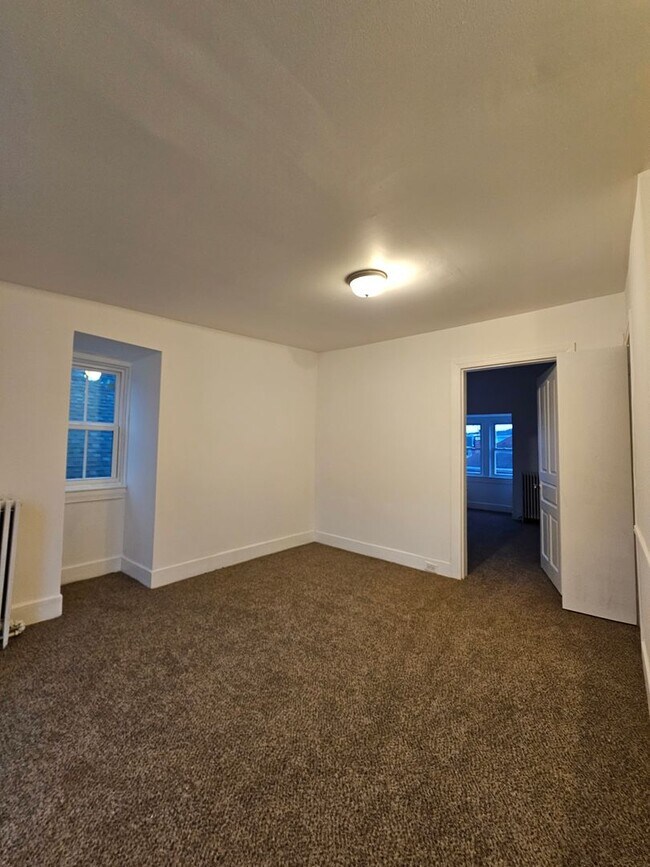 Building Photo - 921 W Poplar St