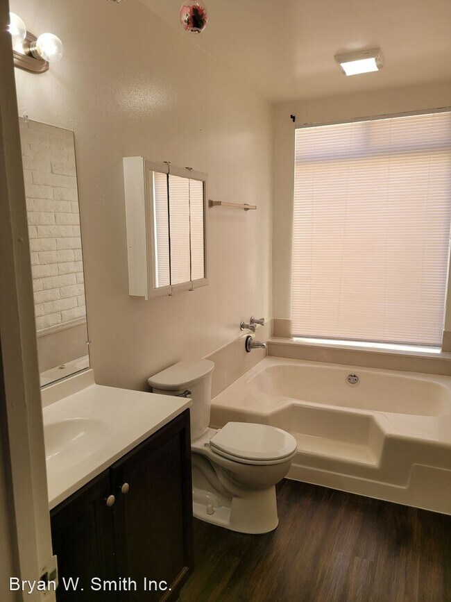 Building Photo - 3 br, 2 bath House - 3026 Pear Street