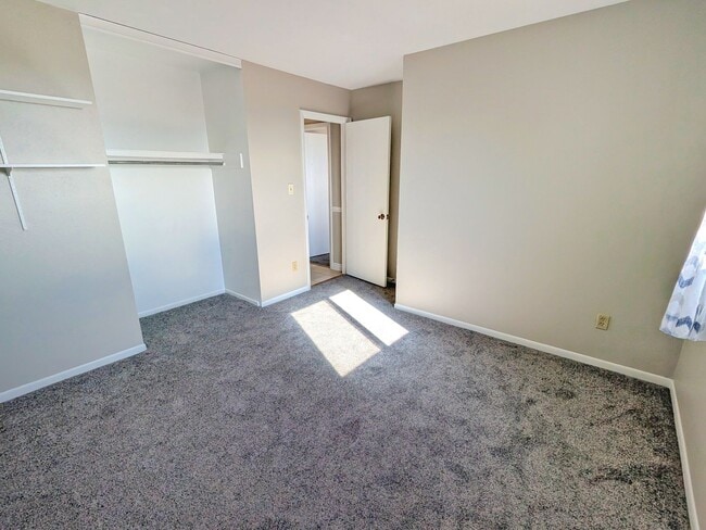 Building Photo - 5 Bedroom Three Bath, Great Location