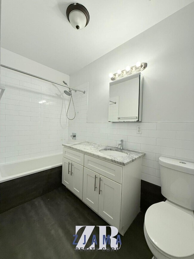 Building Photo - 240 Sullivan Pl
