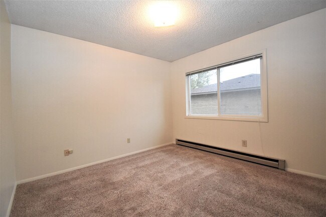 Building Photo - Great top floor 2 bed 1 bath condo, amazin...
