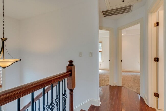 Building Photo - Stunning 3BE/2.5BA home in the heart of Ho...
