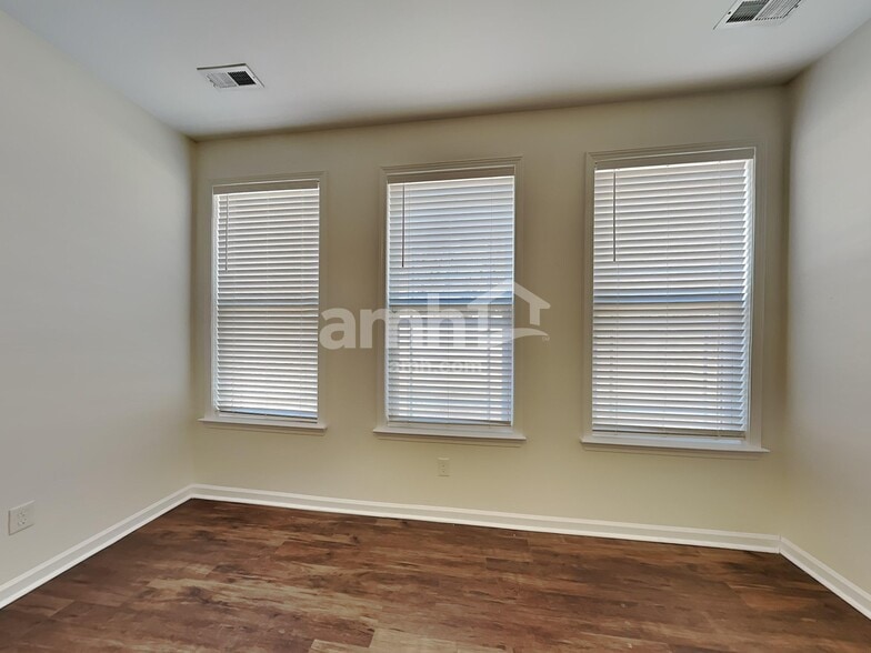 Building Photo - 125 Bur Oak Dr