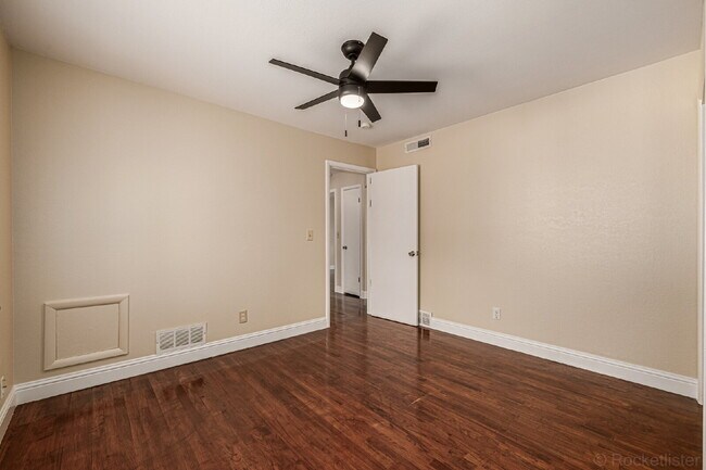 Building Photo - Lovely 5 Bed  / 2 bath in Boston Heights