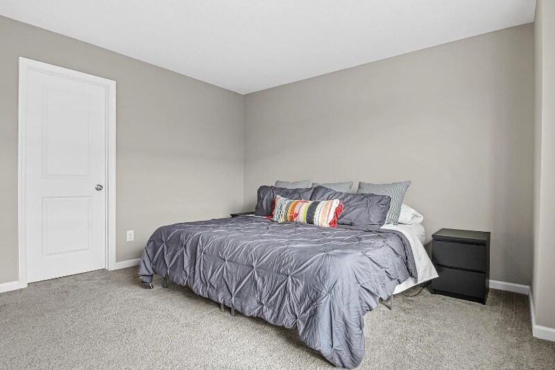 Building Photo - 801 Roselyn Dr