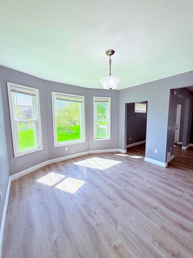 Building Photo - 3 Bed, 1 Bath Home with Modern Amenities / Vouchers Accepted / Available Now!