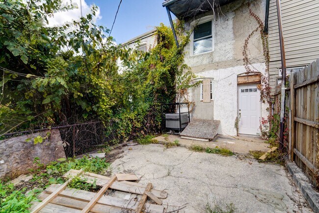 Building Photo - Beautifully Updated Townhome in Prime Loca...