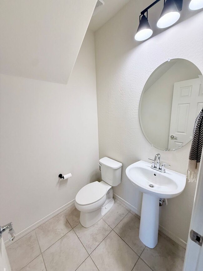 Building Photo - BEAUTIFUL Home in San Tan Valley with Mountain View’s! A Must See!