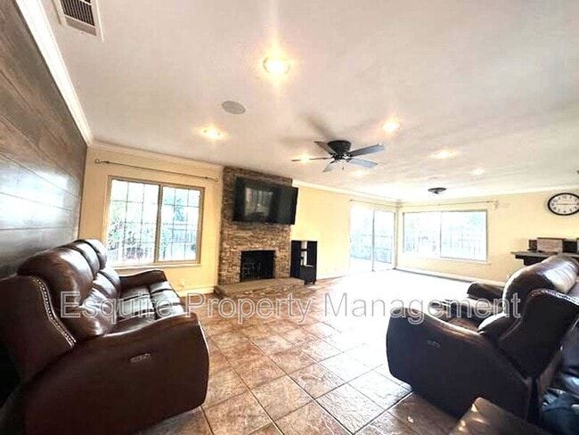 Building Photo - 1038 Green Lawn Ave