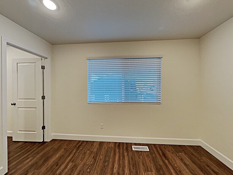 Building Photo - 954 N Barkvine Ave