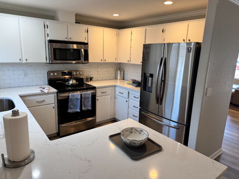 Building Photo - 6246 SE Wicker Ct