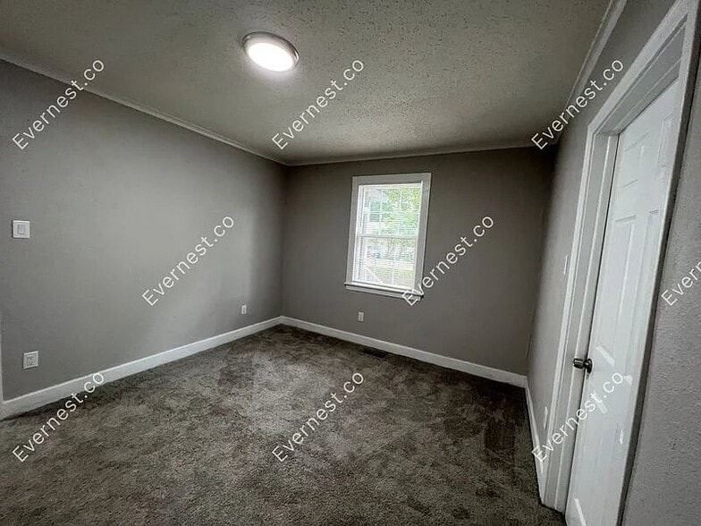 Building Photo - 1418 Division St