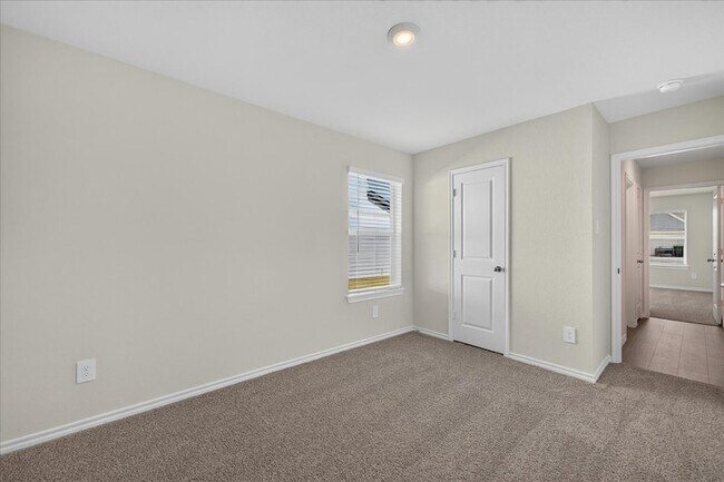 Building Photo - 717 Sweet Pea Dr