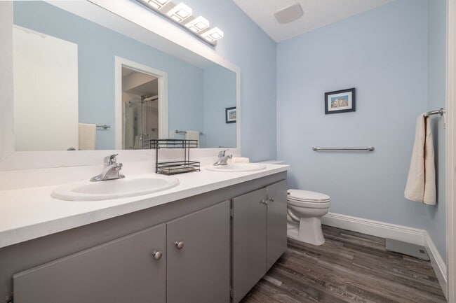 Building Photo - Vacation, Furnished, Townhome 2 Bed/ 1.5 B...