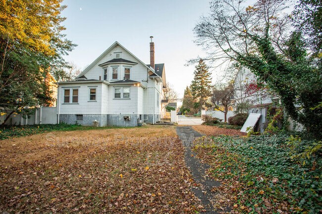 Building Photo - 5753 Rogers Ave