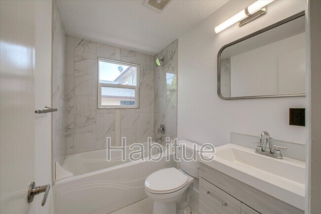 Building Photo - 414 S Pond St