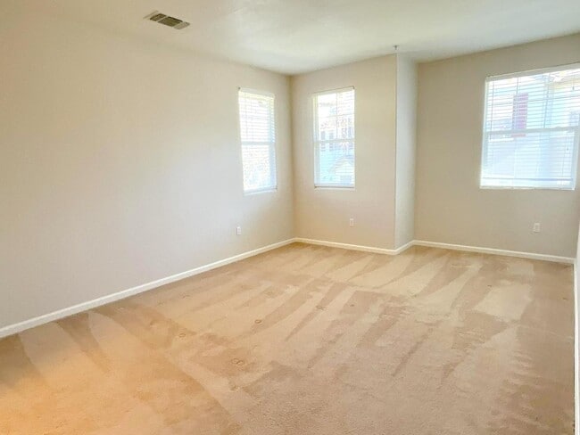 Building Photo - Month to month Rental ! Beautiful & Spacious End Unit Home in Shelbourne at Windemere! Top Rated ...