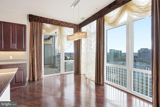 Building Photo - 8220 Crestwood Heights Dr