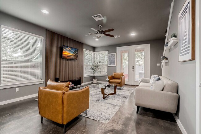 Building Photo - 2002 Rosewood Ave