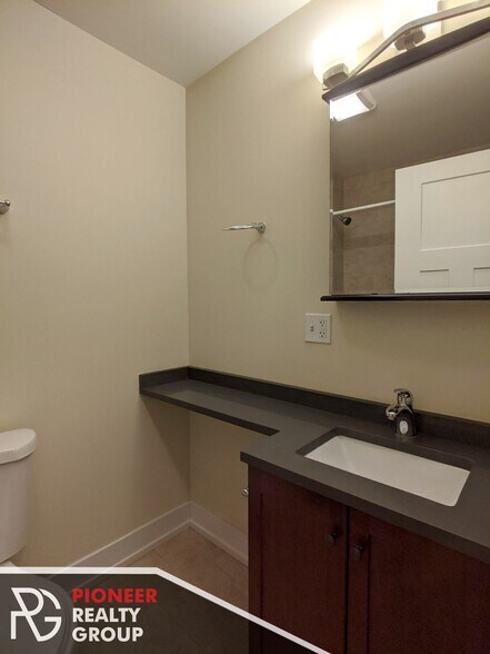 Building Photo - 563 W Arlington Pl