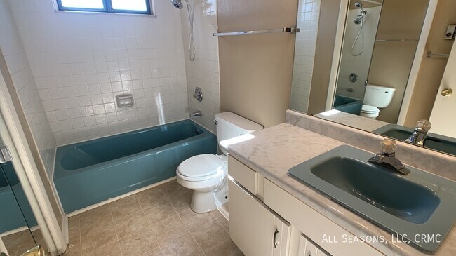 Building Photo - 1527 Spring Valley Dr