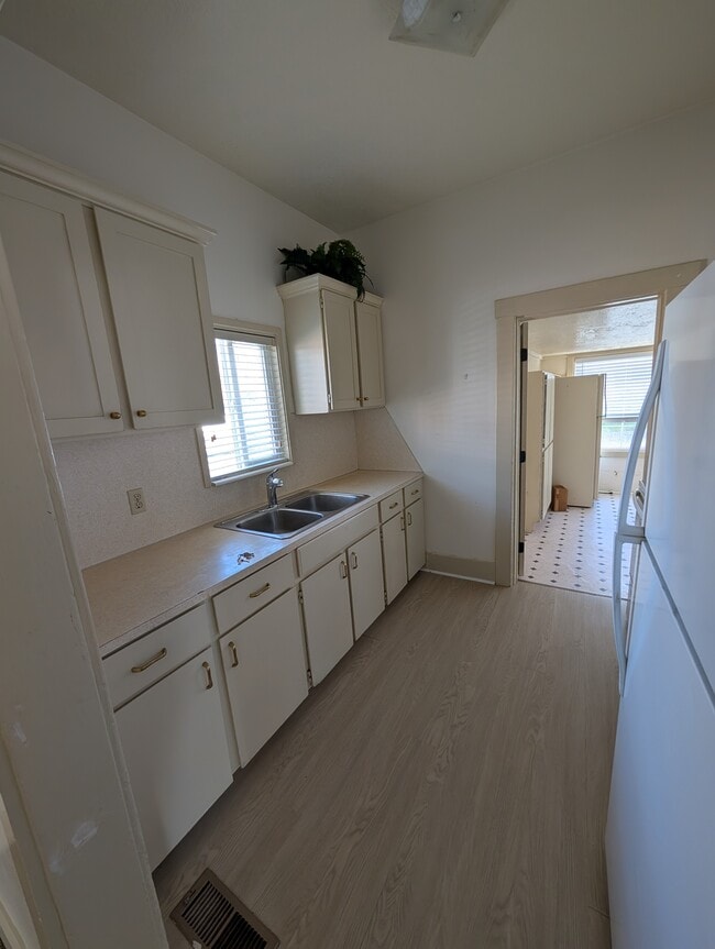 Building Photo - 207 E 100 N