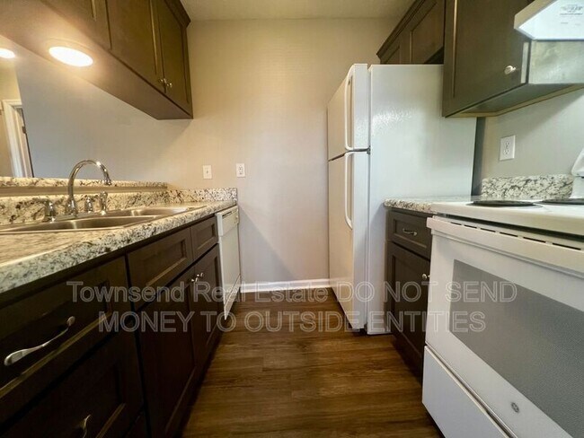 Building Photo - 1425 Ireland Dr