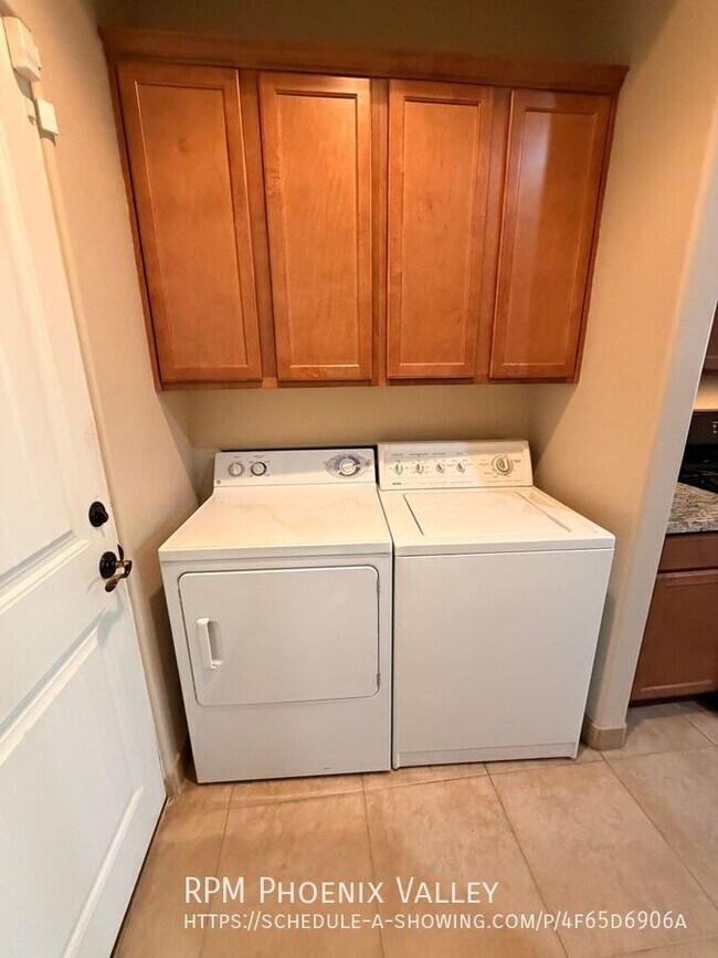 Building Photo - 897 E Roma Ave