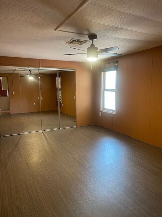 Building Photo - 401 Sunset Hills Dr