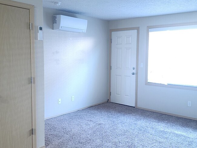 Building Photo - $1,000.00 OFF 1ST FULL MONTH'S RENT Pet-friendly Townhouse Near Parks and Downtown Newberg - Show...