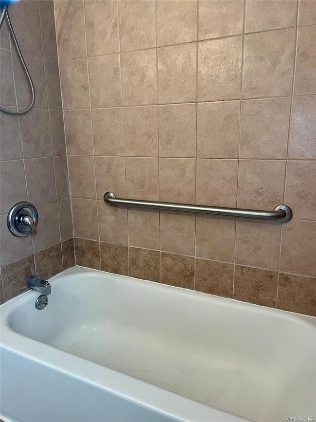 Building Photo - 226 Tree Rd