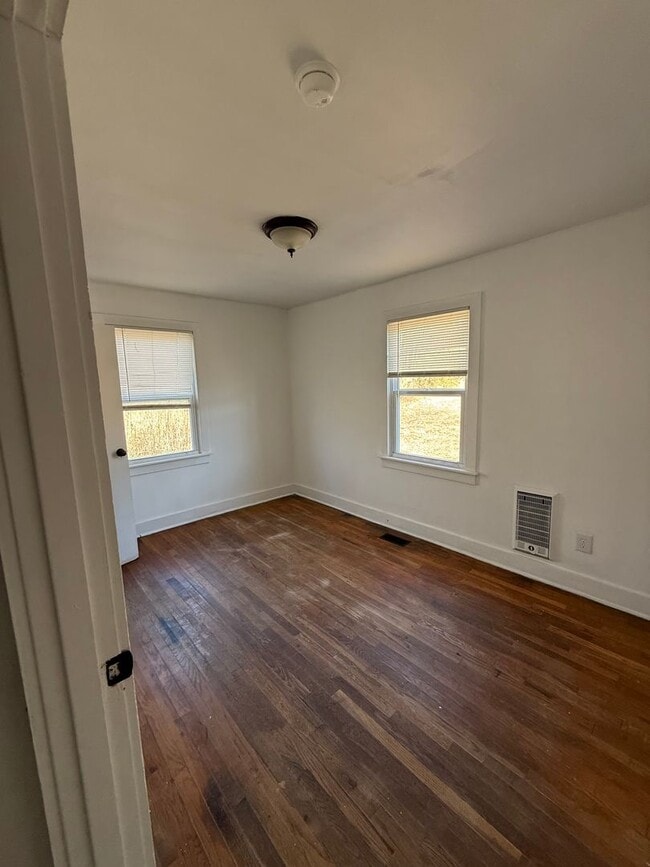 Building Photo - 3 Bed/2 Bath House with LARGE Front and Back Yard