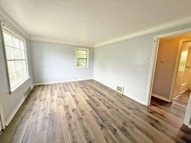 Building Photo - 3 BED 1.5 BATH BEAUTIFUL SINGLE FAMILY HOM...
