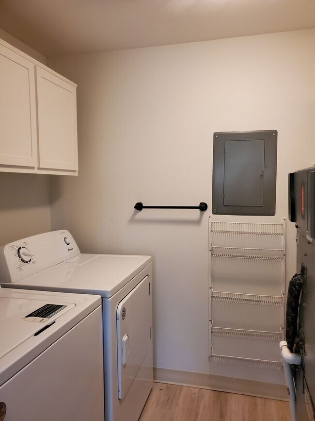 Building Photo - REDUCED RENT AND FREE MONTH OF RENT! South...