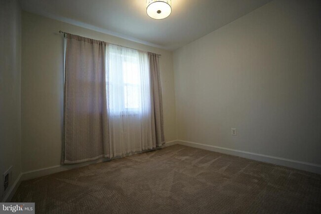 Building Photo - 322 Sugarland Run Dr