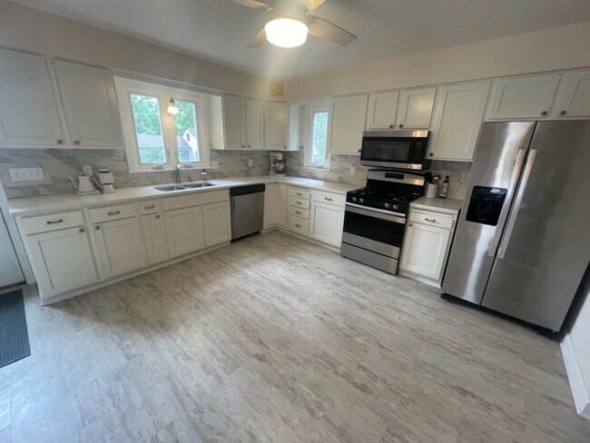 Building Photo - Beautiful, Charming and Well Maintained Four Bedroom Single Family Home in Macalester/Groveland N...