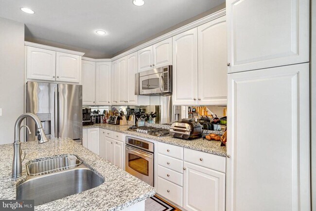 Building Photo - 906 Slaters Ln