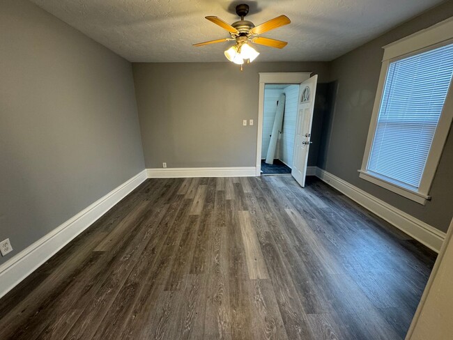 Building Photo - Updated 2BR Home with Reserved Parking – Moline