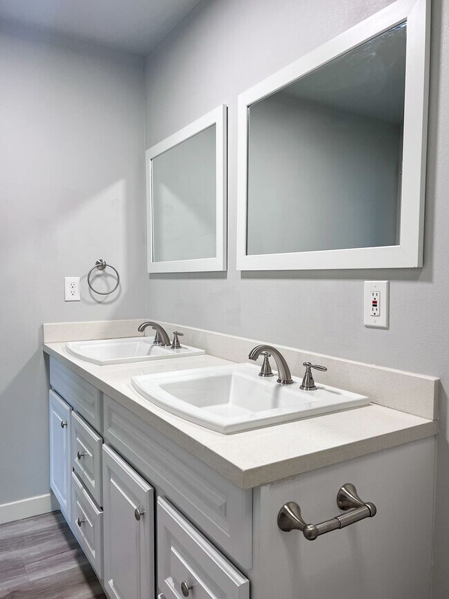 Building Photo - OWN962