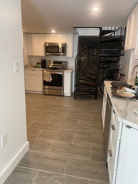 Building Photo - 26 Parker St